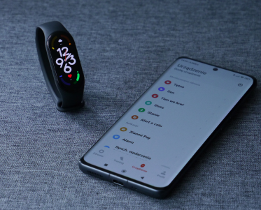 Jak połączyć opaskę Xiaomi Smart Band 7 z telefonem? Odpowiadamy!